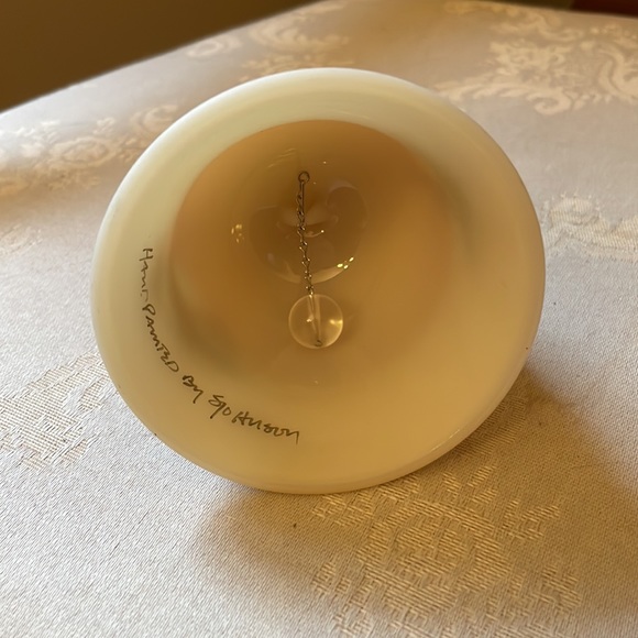 Signed, hand painted Fenton satin Vaseline custard glass bell - Picture 6 of 10